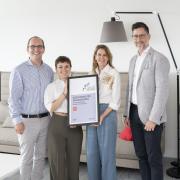 Das Team von McDonald’s bei der Überreichung des Diversity Zertifikats: Nikolaus Piza (Managing Director), Ines Wagner-Schwartz (Employee Experience Consultant) und Karin Probst (Chief People Officer) mit Mathias Cimzar (Berater bei ZukunftVIELFALT) Fotocredit: McDonald’s Österreich